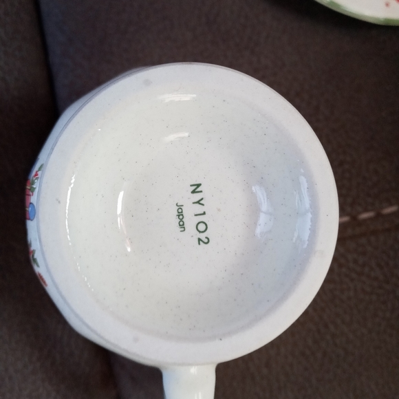 BEAUTIFUL VINTAGE CHRISTMAS CUP AND SAUCER!! - Picture 5 of 5